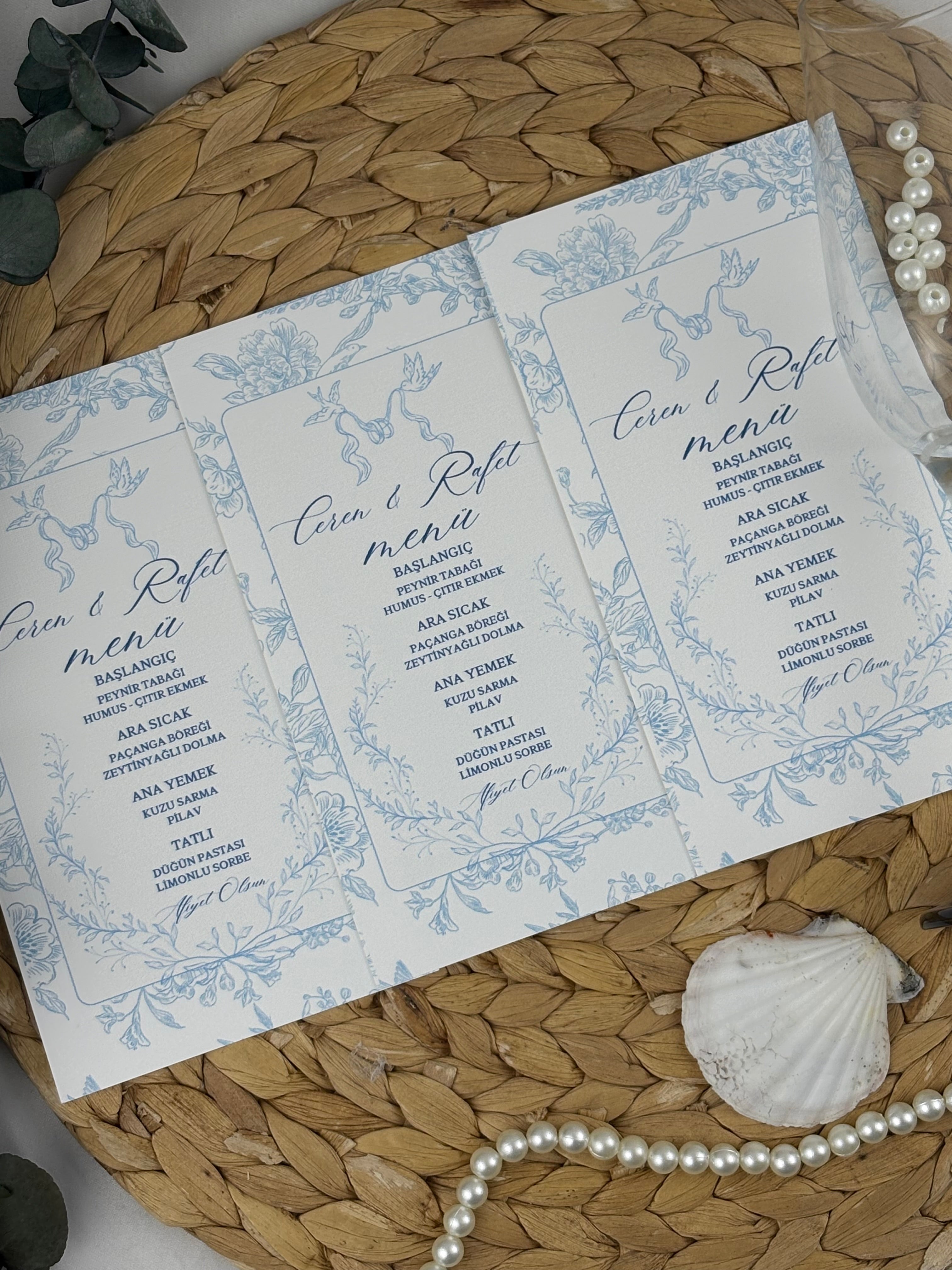 mavi toile desenli kişiye özel menü kartı, 8x18 cm, düğün ve nişan masaları için