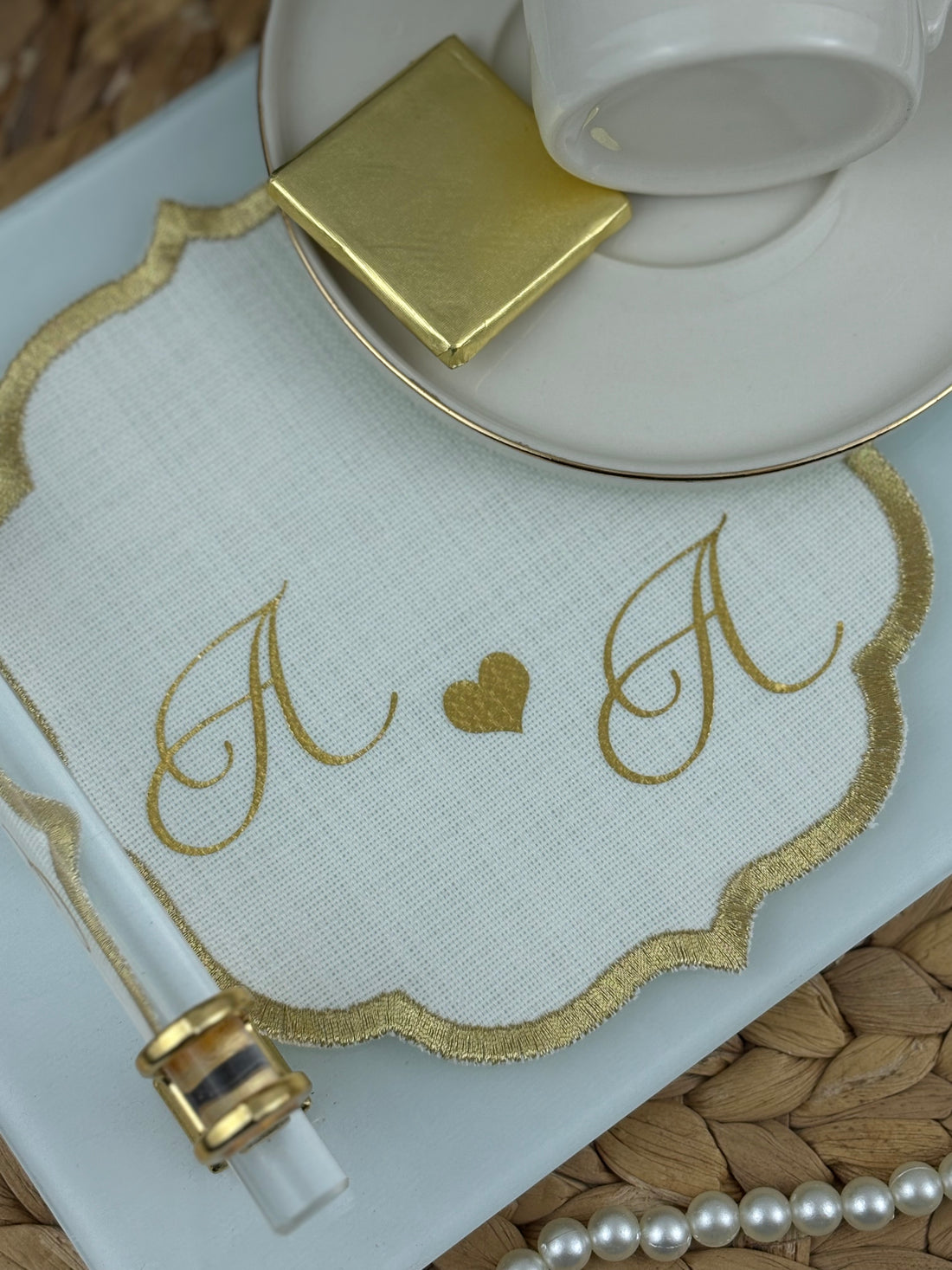 Personalisiertes Leinentaschentuch für das Versprechens- und Verlobungstablett – Elegante Serviette mit besticktem Rand und Buchstabendruck