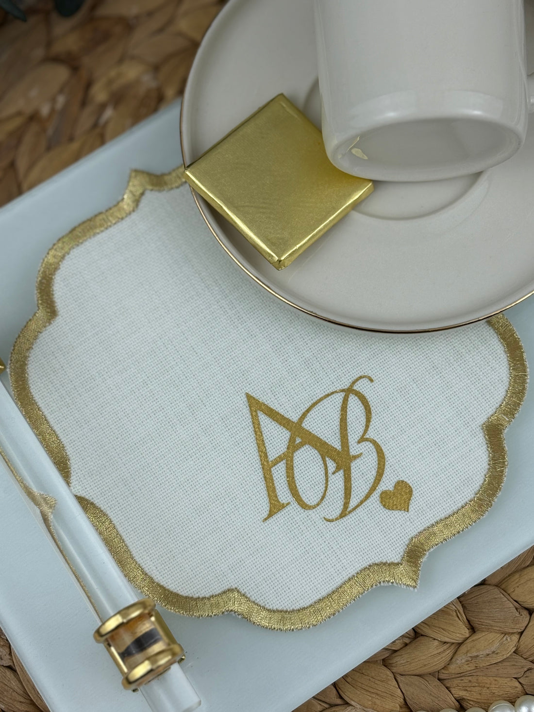 Personalisiertes Taschentuch für Versprechen und Verlobung – Leinenserviette mit goldvergoldetem Buchstabendruck und besticktem Rand (14 x 14 cm)