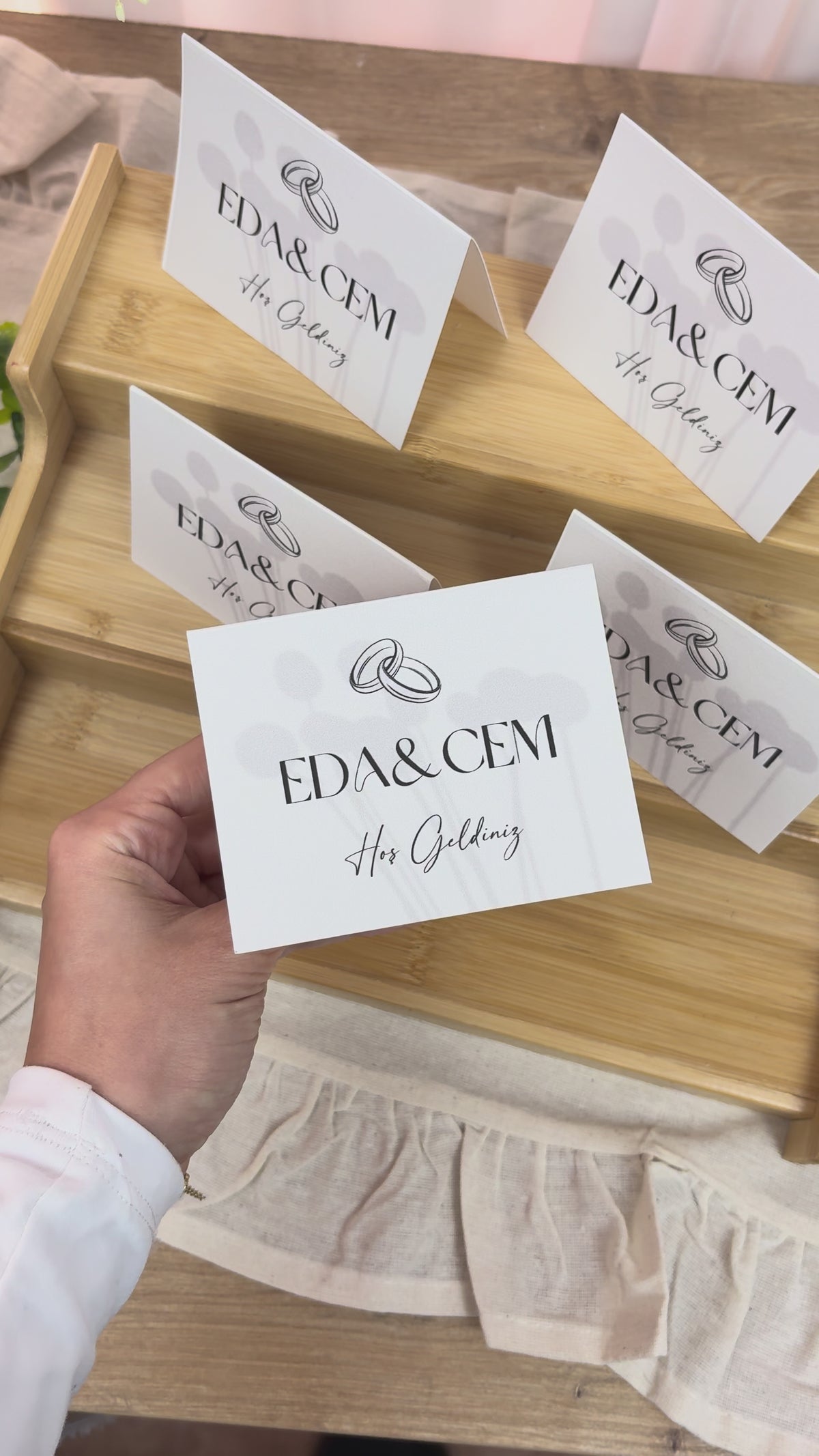 Gölge Çiçekli Alyanslı Kişiye Özel Masa İsimliği | 10,5 × 7,5 cm
