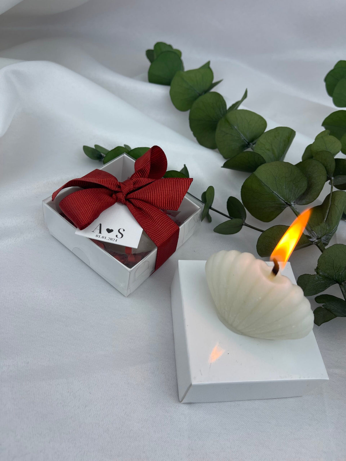 Verlobungsversprechen-Geschenk mit Austernkerze in Schachtel