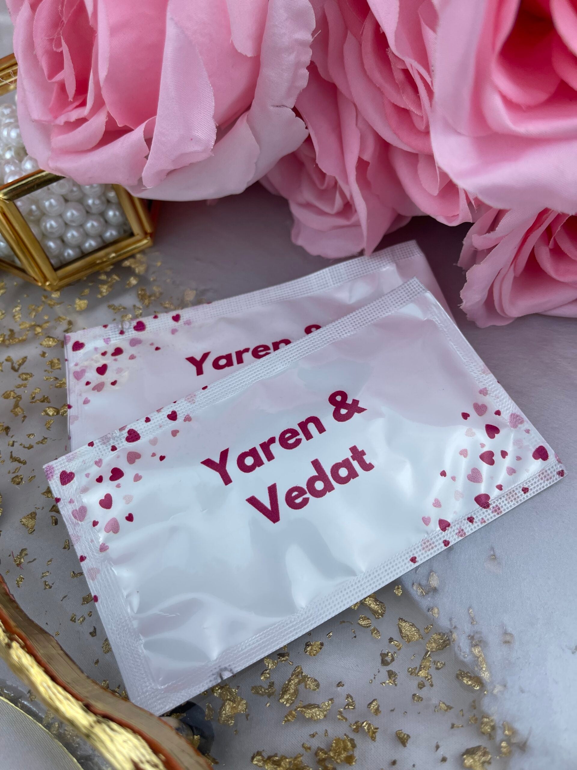 Pembe Kalp Konfetili kişiye özel isimli ıslak mendil, düğün ve nişan için 20'li paket