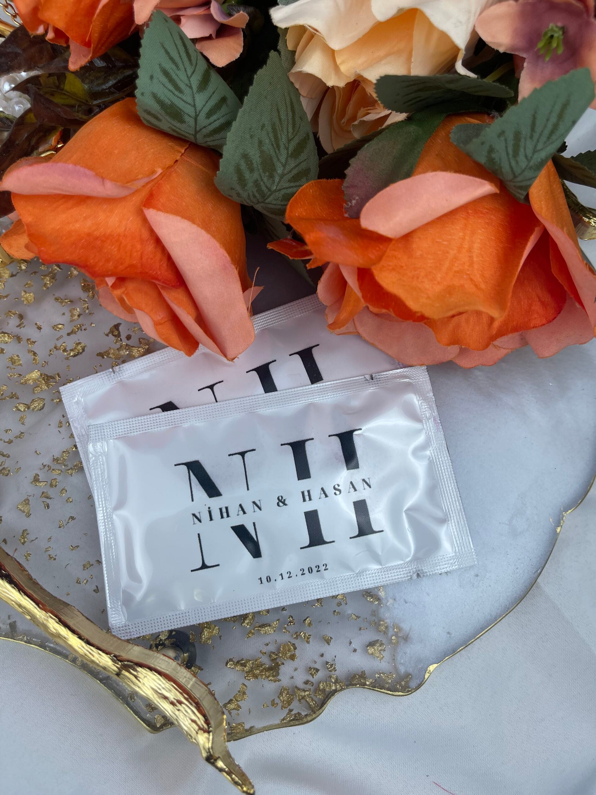 monogram baş harfli minimal kişiye özel ıslak mendil, nişan ve söz sofrası sunumu