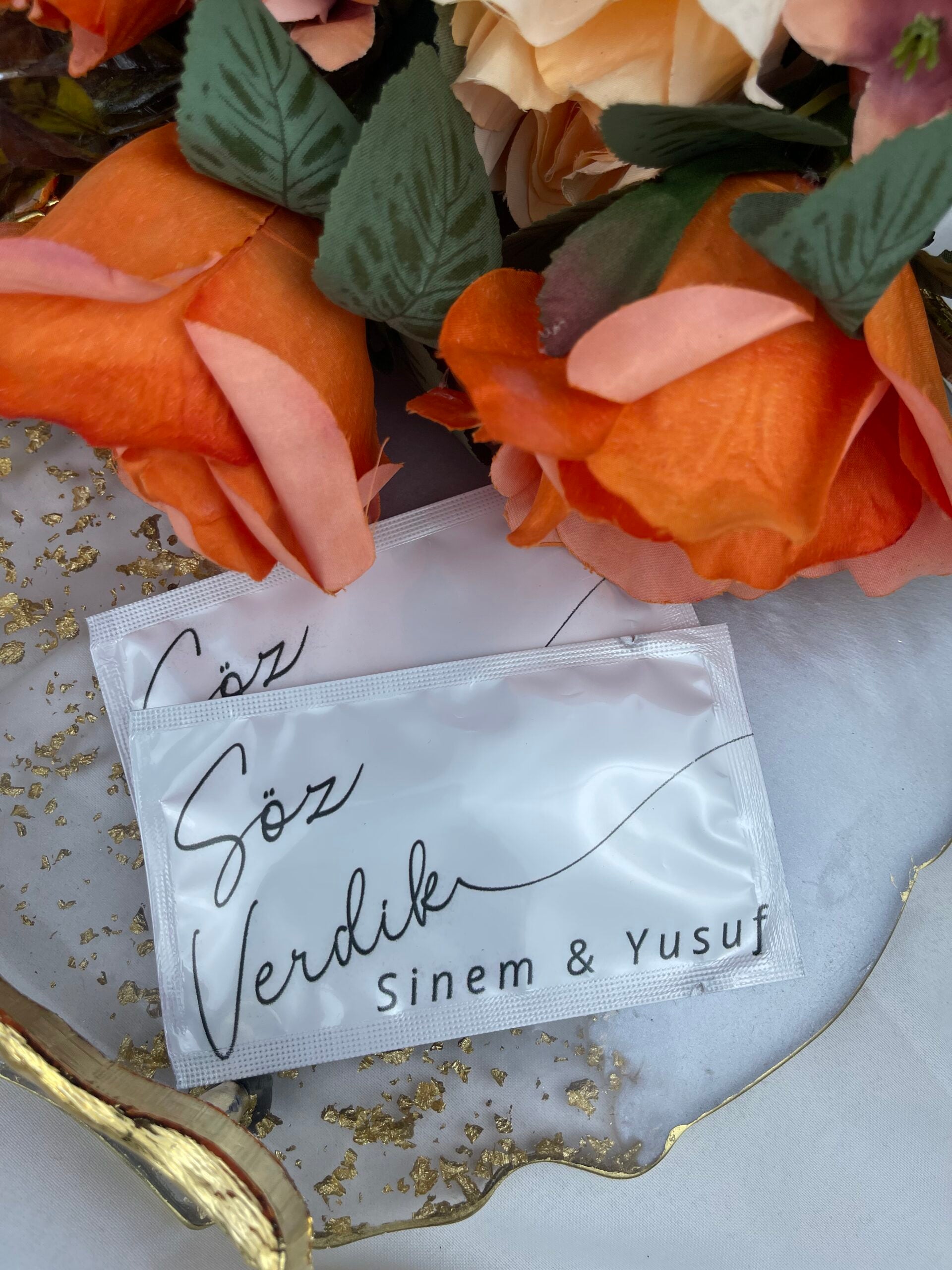 Söz Verdik Yazılı Kaligrafi ıslak mendil yakın çekim — isim ve tarih baskısı detayı