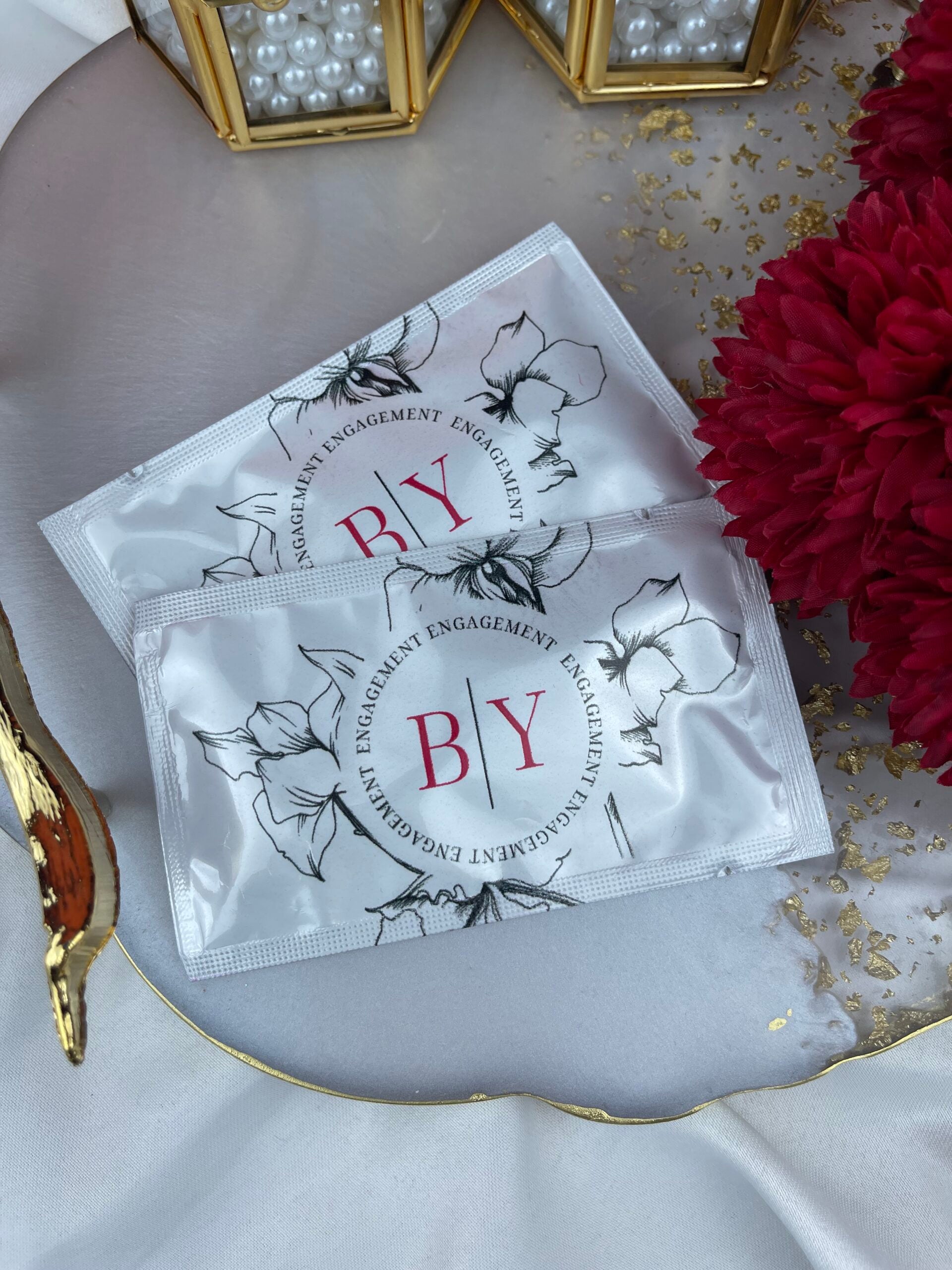 Engagement Yazılı Monogram Çizimli ıslak mendil yakın çekim — isim ve tarih baskısı detayı