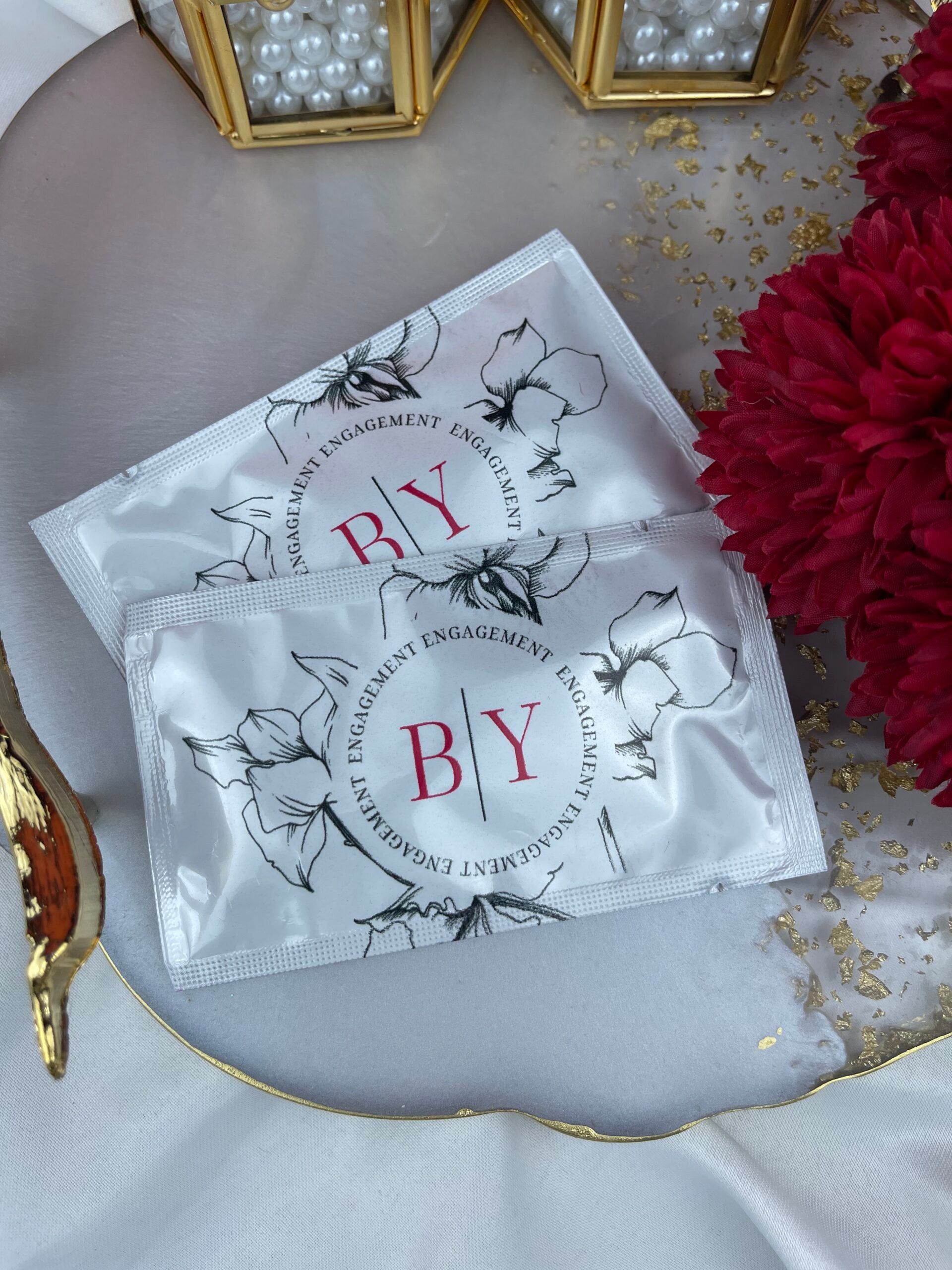 engagement yazılı monogram çizimli kişiye özel ıslak mendil, nişan ve söz sofrası sunumu