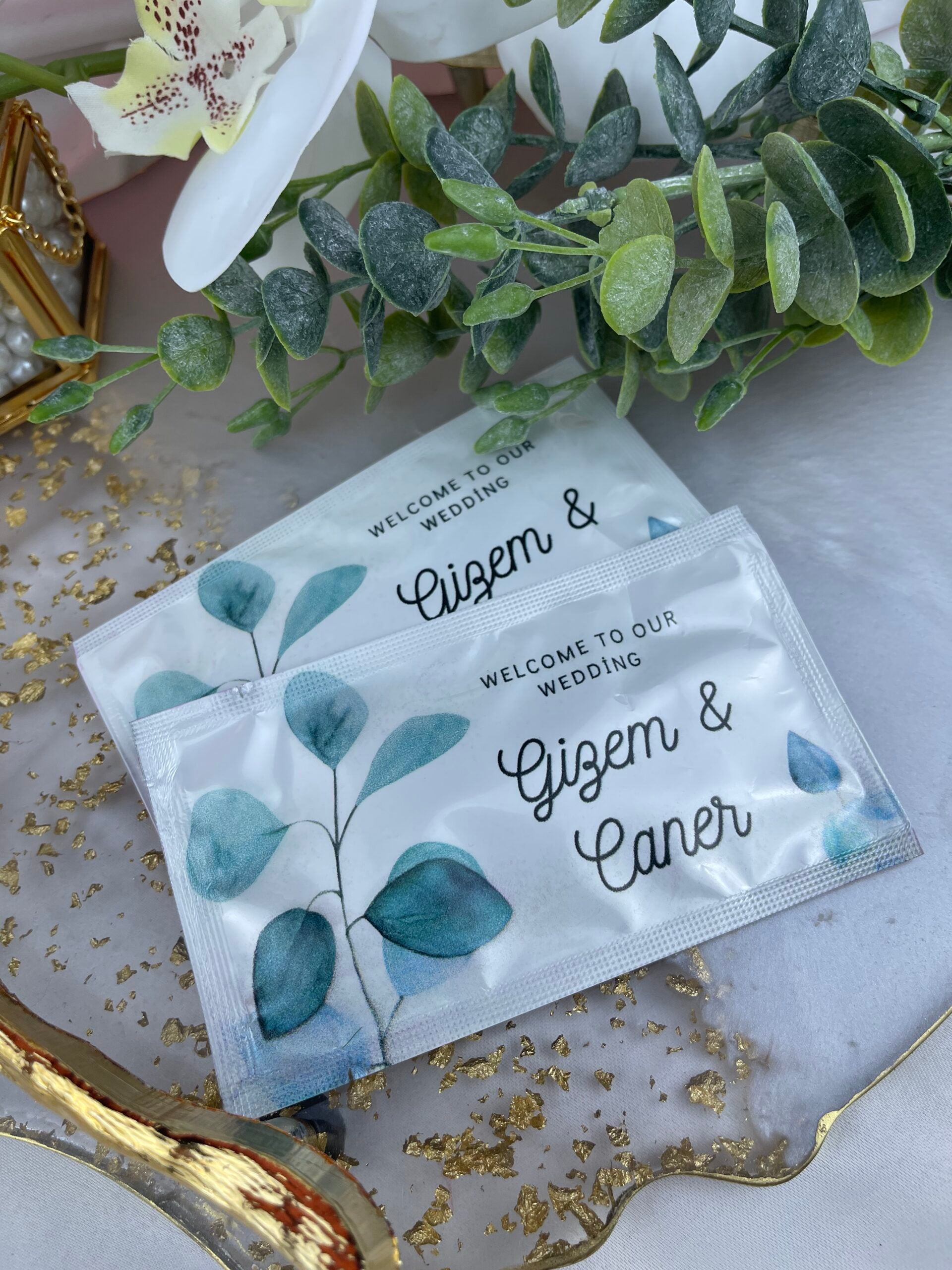 Welcome To Our Wedding Yazılı Okaliptüslü kişiye özel isimli ıslak mendil, düğün ve nişan için 20'li paket