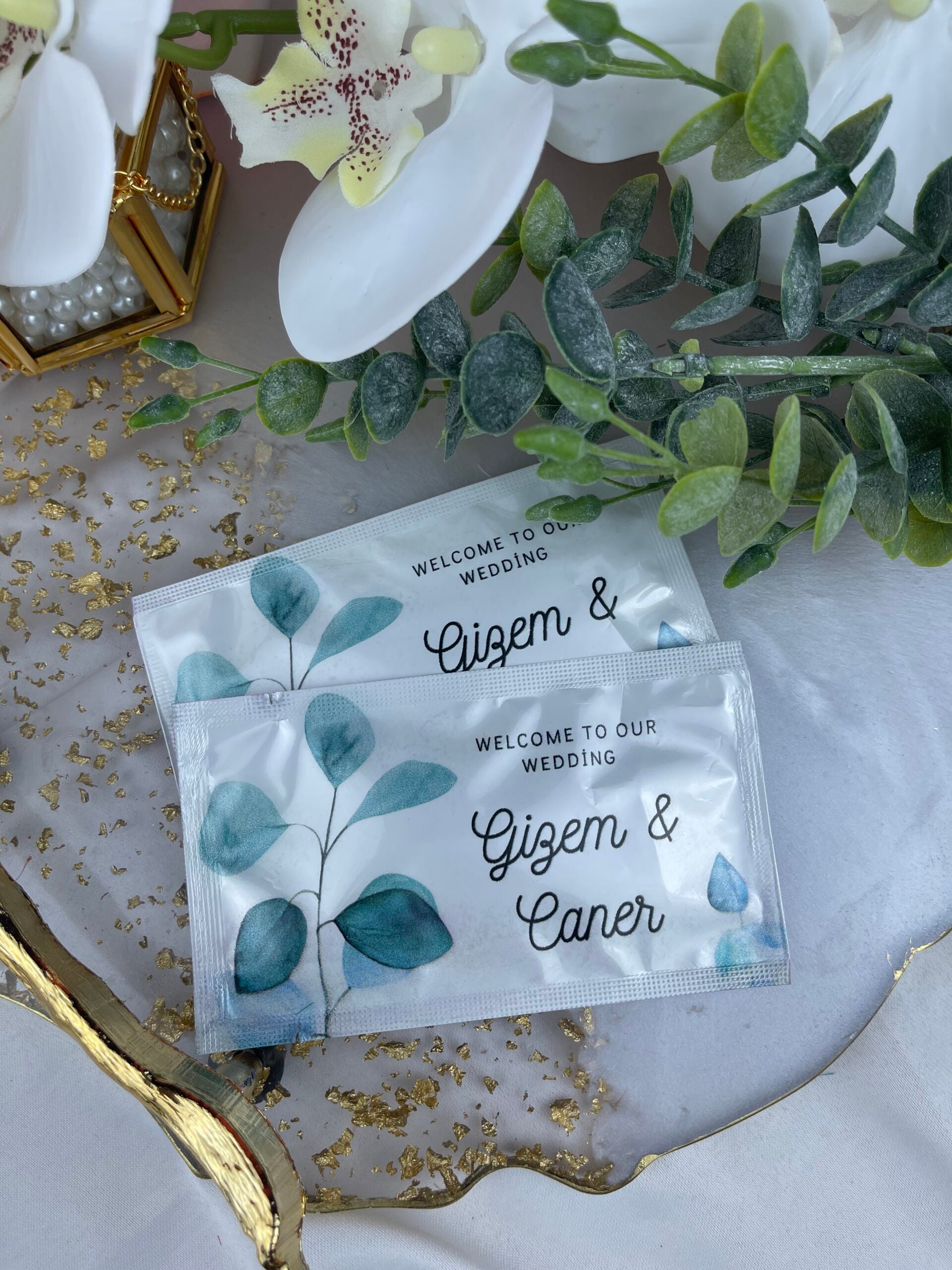 Welcome To Our Wedding Yazılı Okaliptüslü ıslak mendil yakın çekim — isim ve tarih baskısı detayı