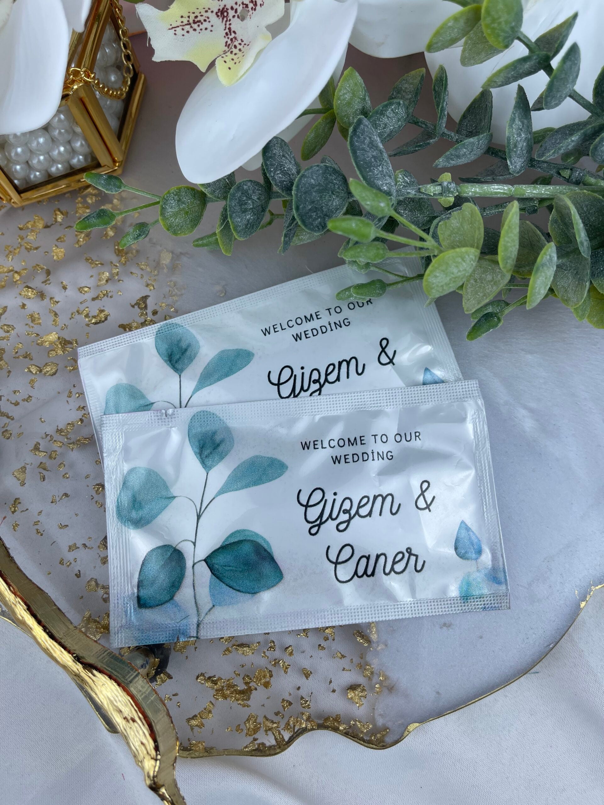 welcome to our wedding yazılı okaliptüslü kişiye özel ıslak mendil, nişan ve söz sofrası sunumu
