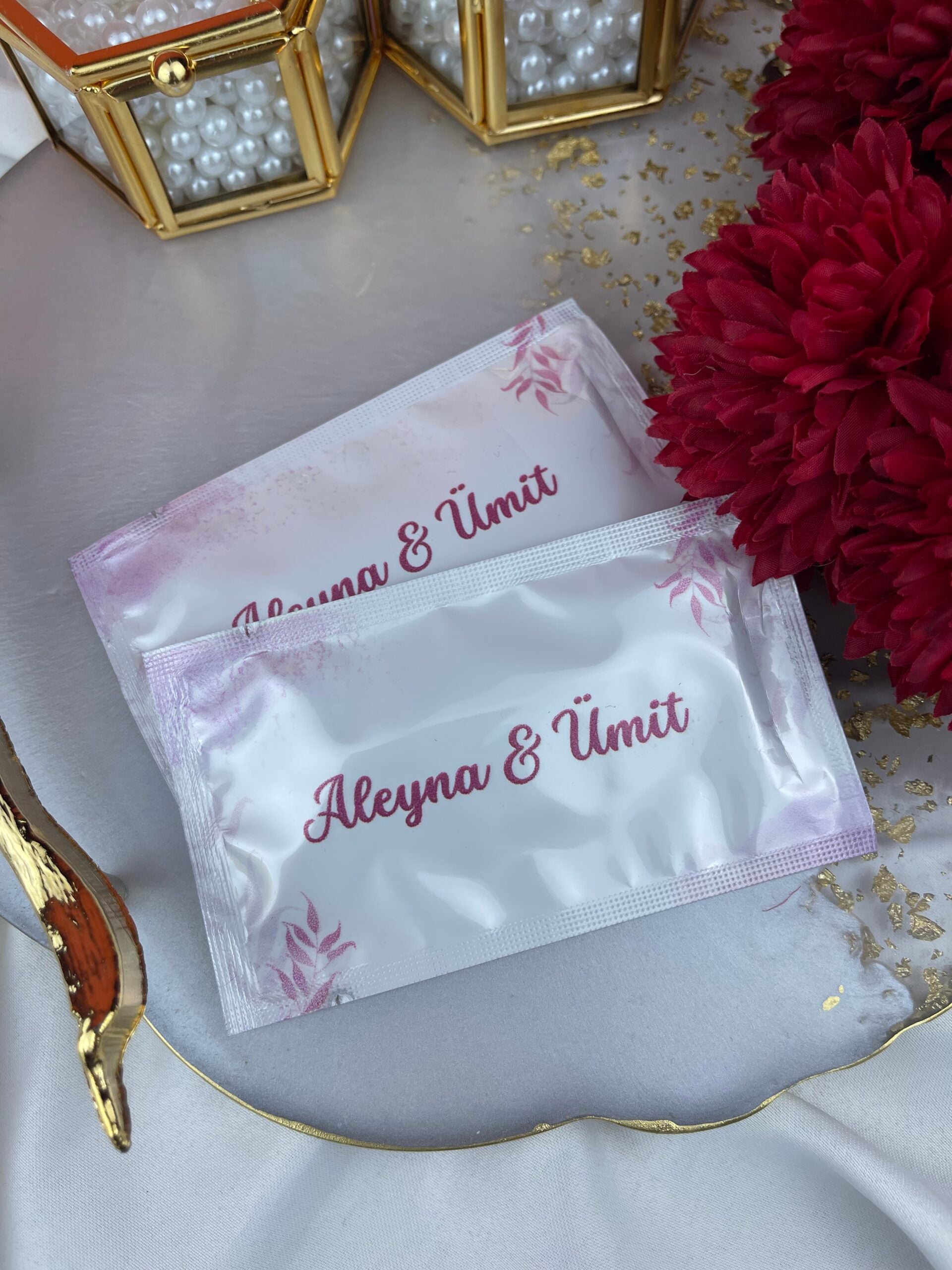 pembe yapraklı suluboya vişne yazılı kişiye özel ıslak mendil, nişan ve söz sofrası sunumu