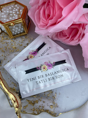 Yeni Bir Başlangıca Tatlı Bir Son Yazılı Çiçekli kişiye özel isimli ıslak mendil, düğün ve nişan için 20'li paket