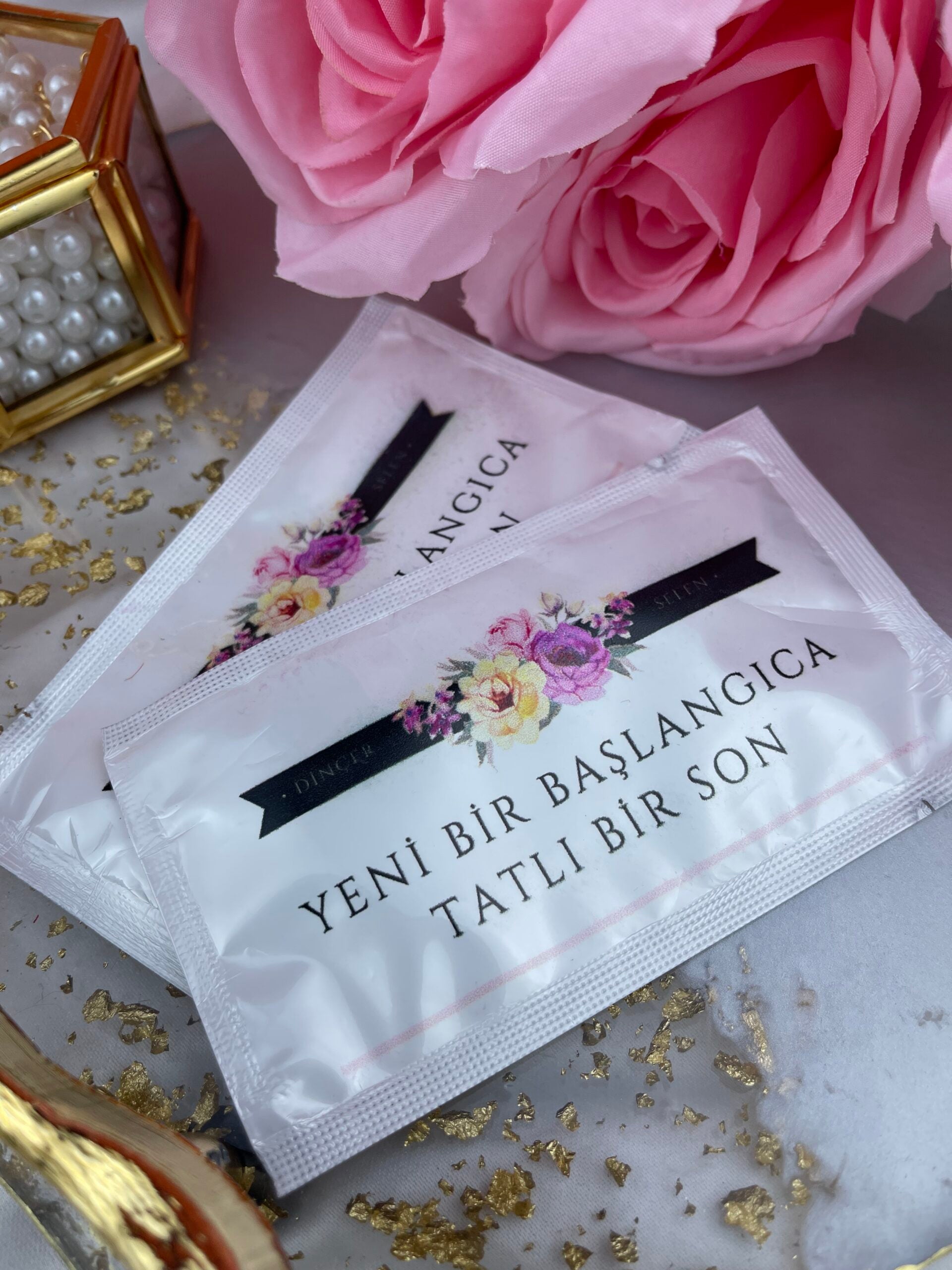 yeni bir başlangıca tatlı bir son yazılı çiçekli kişiye özel ıslak mendil, nişan ve söz sofrası sunumu
