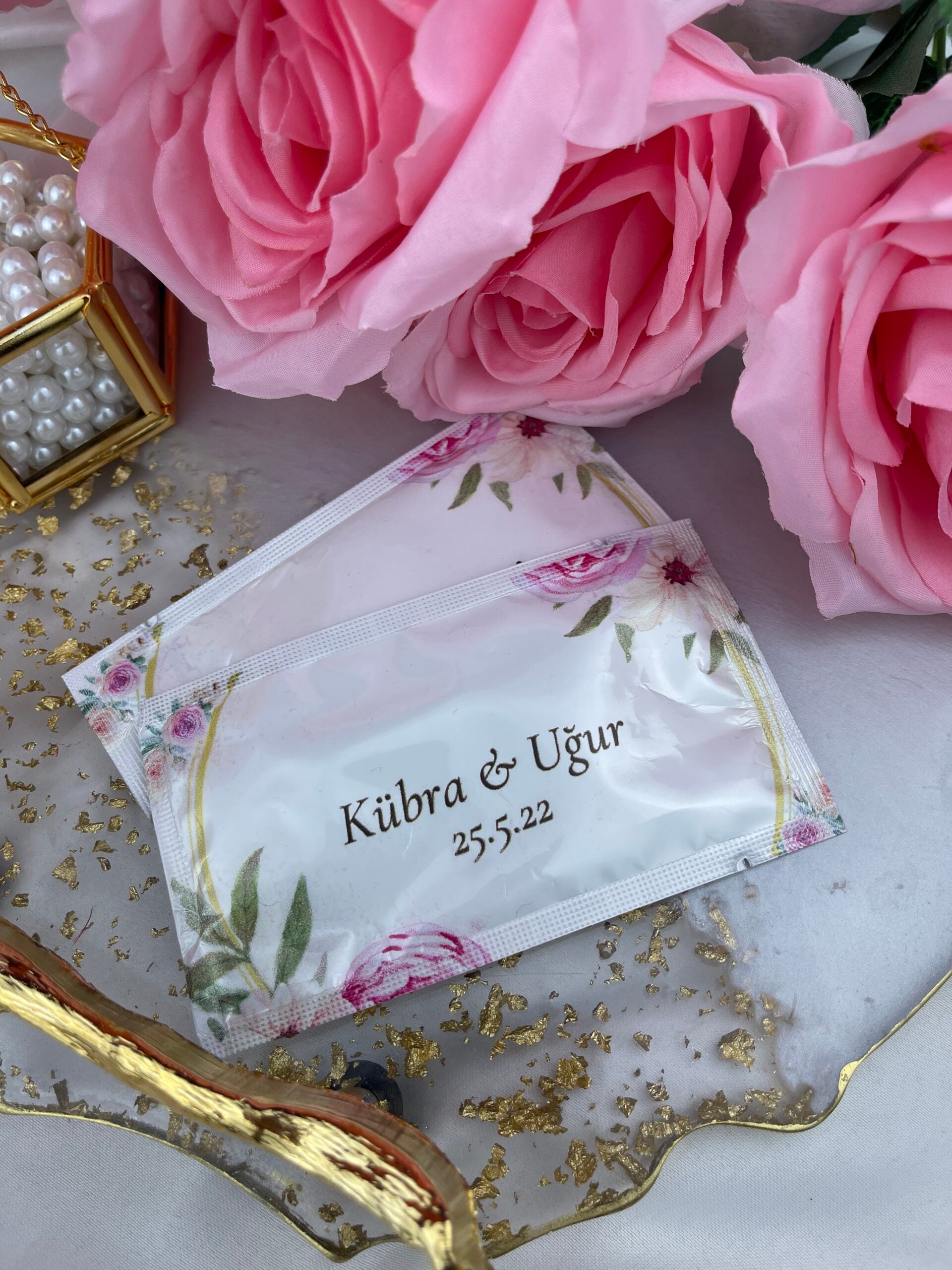 ince gold çerçeveli gül buketli kişiye özel ıslak mendil, nişan ve söz sofrası sunumu