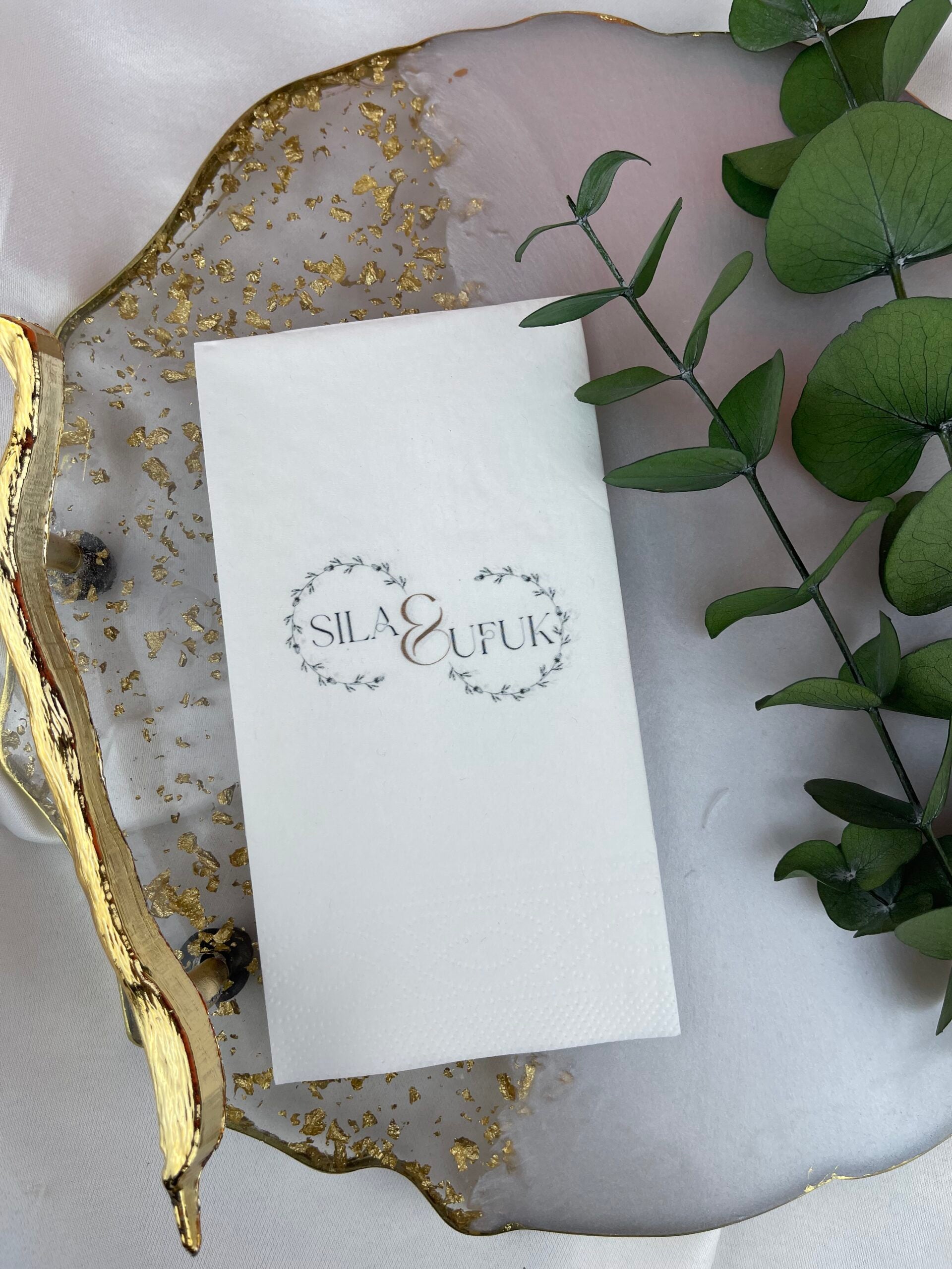 Çift Yaprak Çelenkli Gold Ampersandlı kişiye özel isimli peçete, düğün ve nişan için 20'li paket
